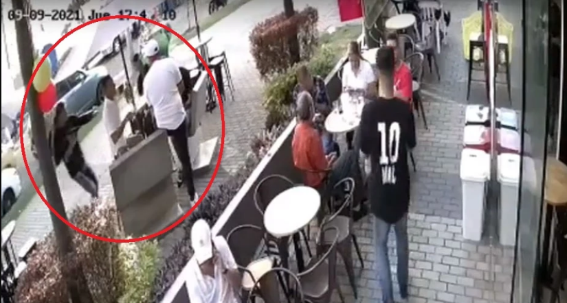 Cámara registró atraco a reconocido exfutbolista colombiano en una licorería de Medellín (VIDEO)