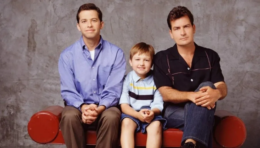 ¡Irreconocible! El cambio de vida del niño de “Two and a Half Men” tras cansarse de la actuación (Fotos)