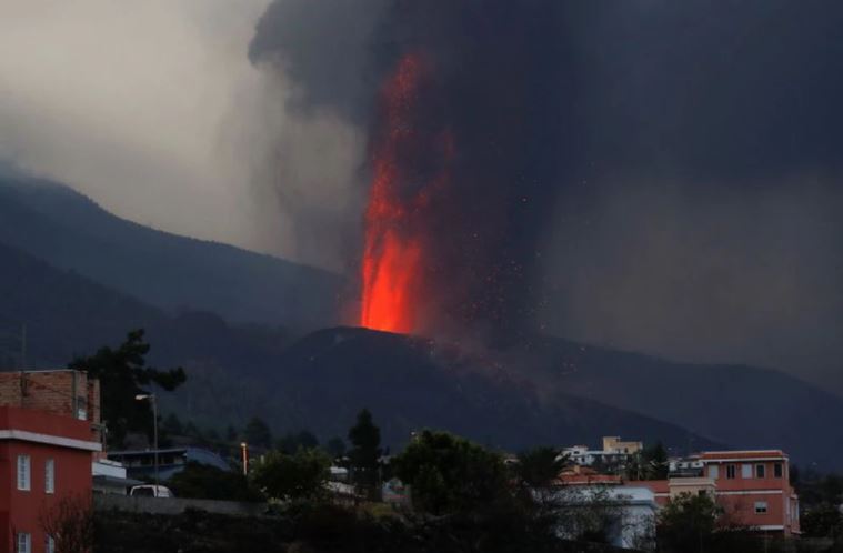 Nuevas bocas del volcán y mayor explosividad obligaron a más evacuaciones en La Palma