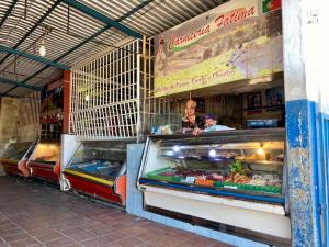 Bolívar: Entre basura y aguas negras sobreviven los comerciantes del Mercado de Chirica en San Félix