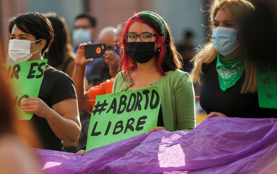 Mexicanas se manifiestan a favor de despenalizar el aborto