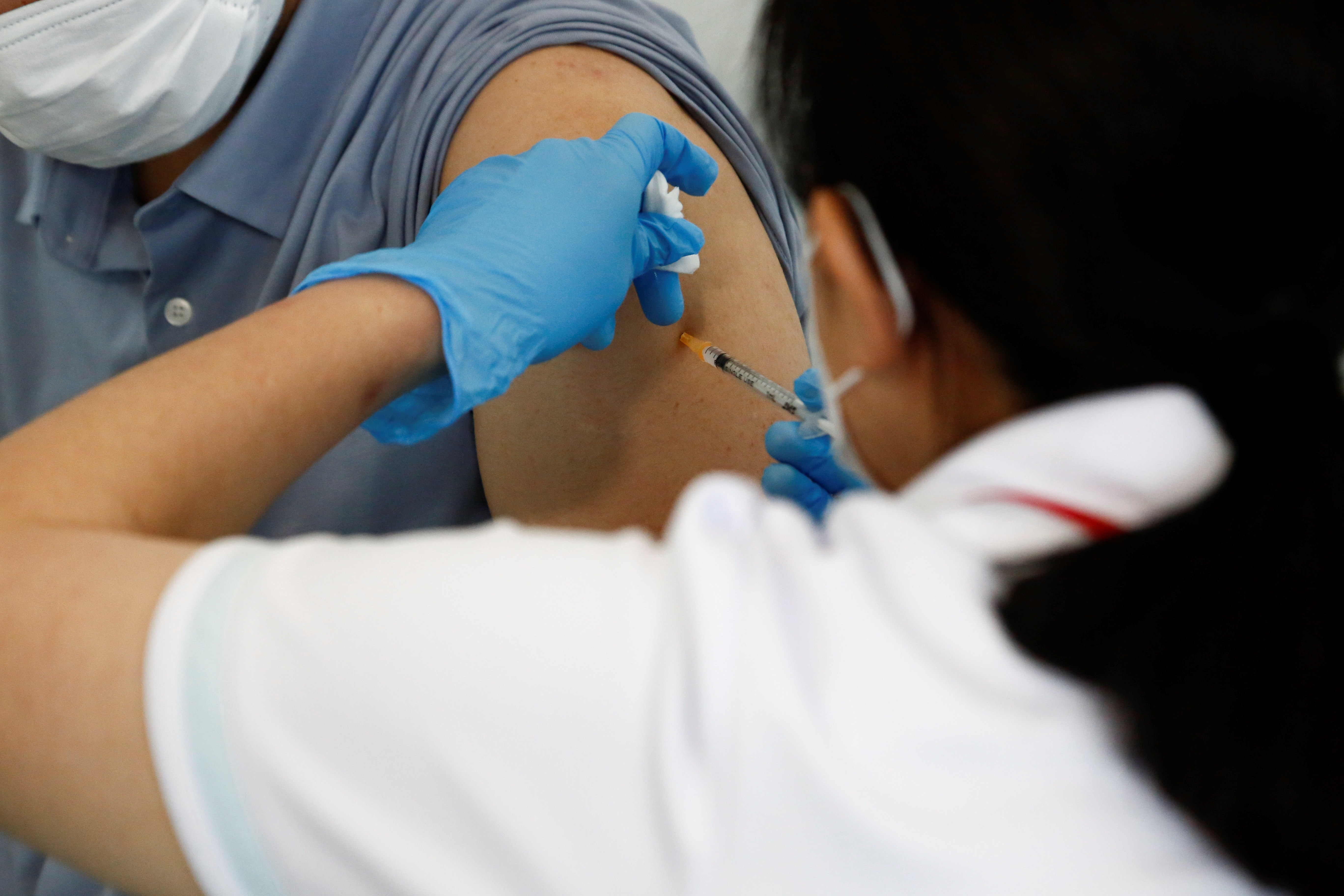Japón halla más impurezas en dosis de la vacuna de Moderna pero descarta riesgos