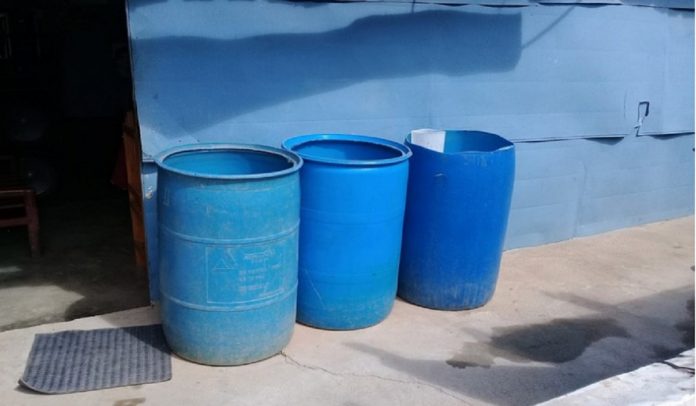 Escuelas de Barquisimeto solventan falta de agua a punta de pipotes y cisternas