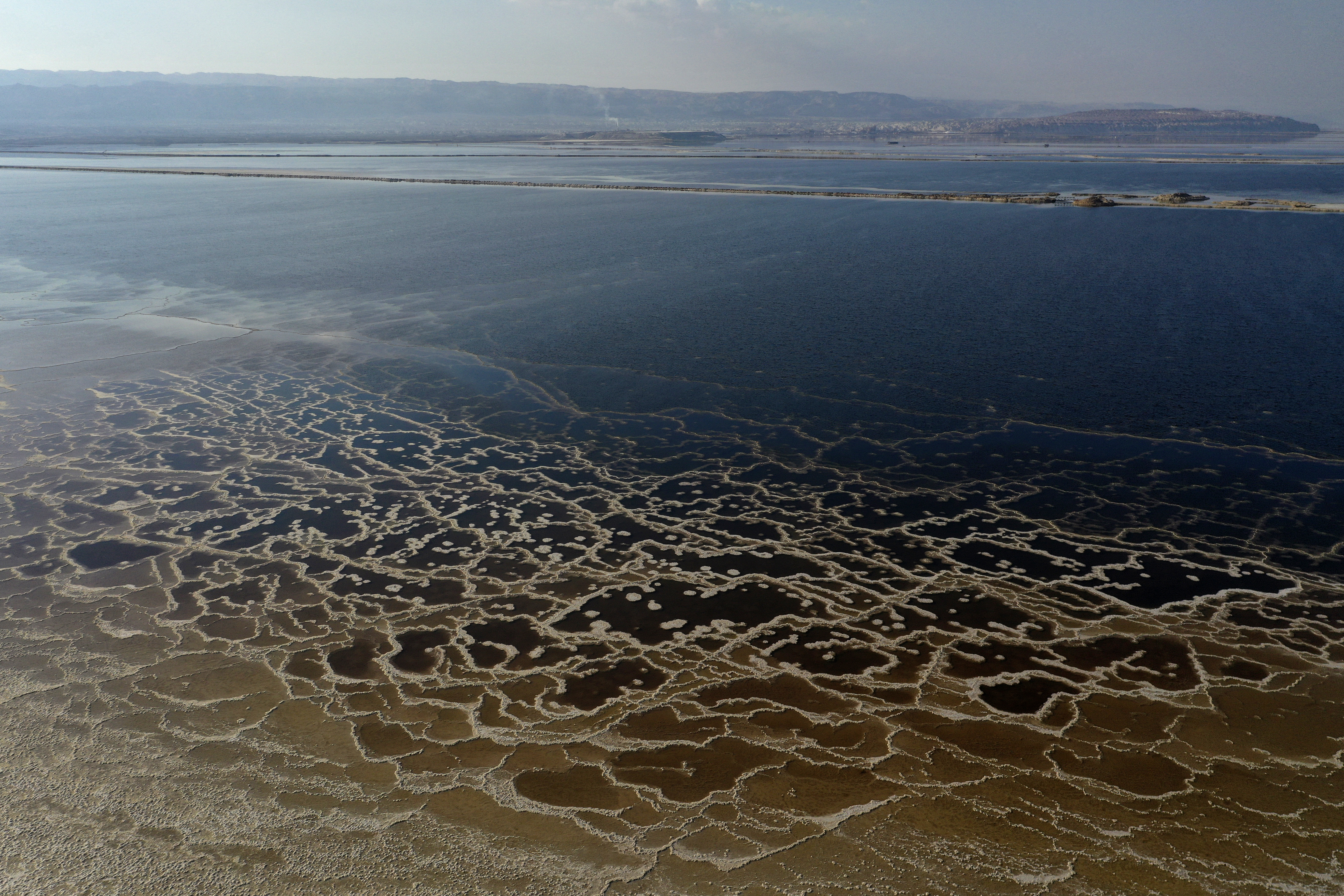 Enormes cráteres evidencian que el mar Muerto está cada vez más seco (FOTOS)