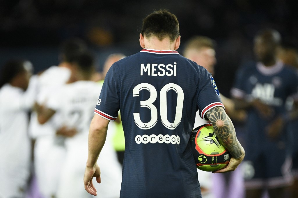 Bar francés usa la camiseta de Messi para que los clientes se limpien los pies