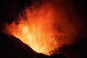 El cono principal del volcán de La Palma se rompe de nuevo y preocupa la calidad del aire