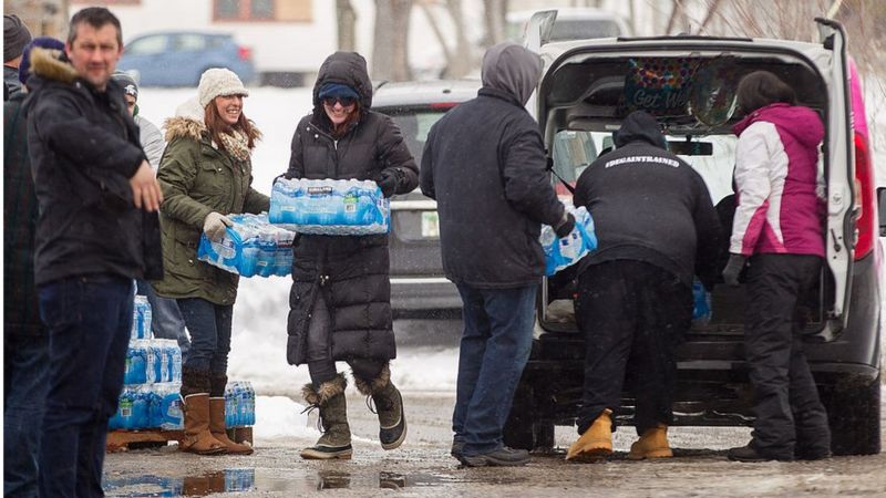 “Ni para cepillarse los dientes”: Benton Harbor, el lugar de EEUU con el agua contaminada con plomo