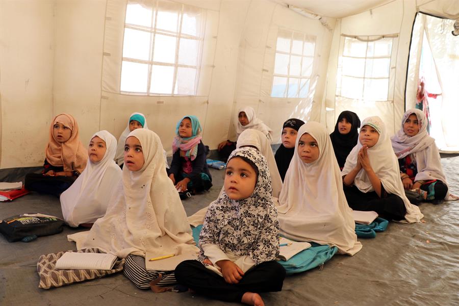 Los talibanes prometieron reabrir “pronto” las escuelas femeninas en medio de críticas