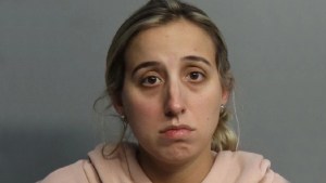 Arrestaron a una profesora de Florida por tener sexo con un estudiante de 14 años en su vehículo