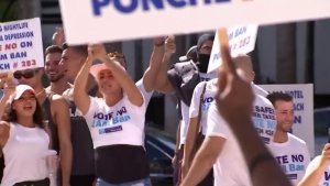 Residentes de Miami Beach protestaron contra la reducción del horario para ventas de licores