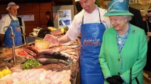 Las comidas que la reina Isabel II y la familia real británica no pueden comer fuera de casa por protocolo