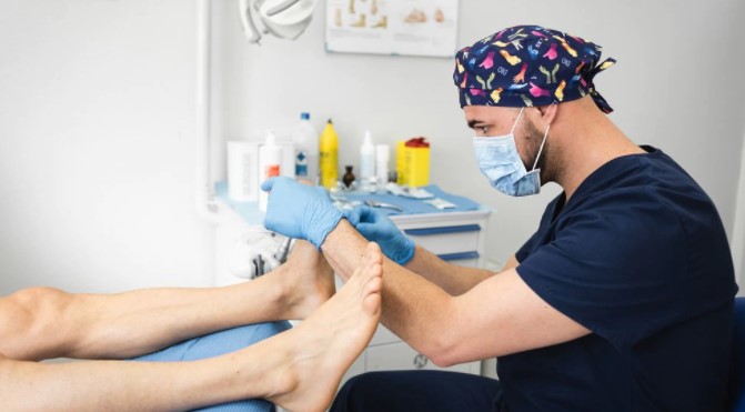 Qué son los “dedos del pie Covid-19” y cuál es la causa de las extrañas lesiones en algunos pacientes