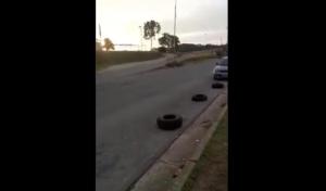 Delincuentes “hicieron de las suyas” con los vehículos que pernoctaron en una cola para surtir gasolina (VIDEO)