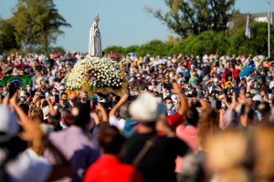 Fátima recobra la normalidad y peregrinos de 14 países llenan el santuario