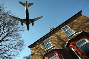 Un hombre en Reino Unido fue rociado con desechos arrojados desde un avión en el jardín de su casa