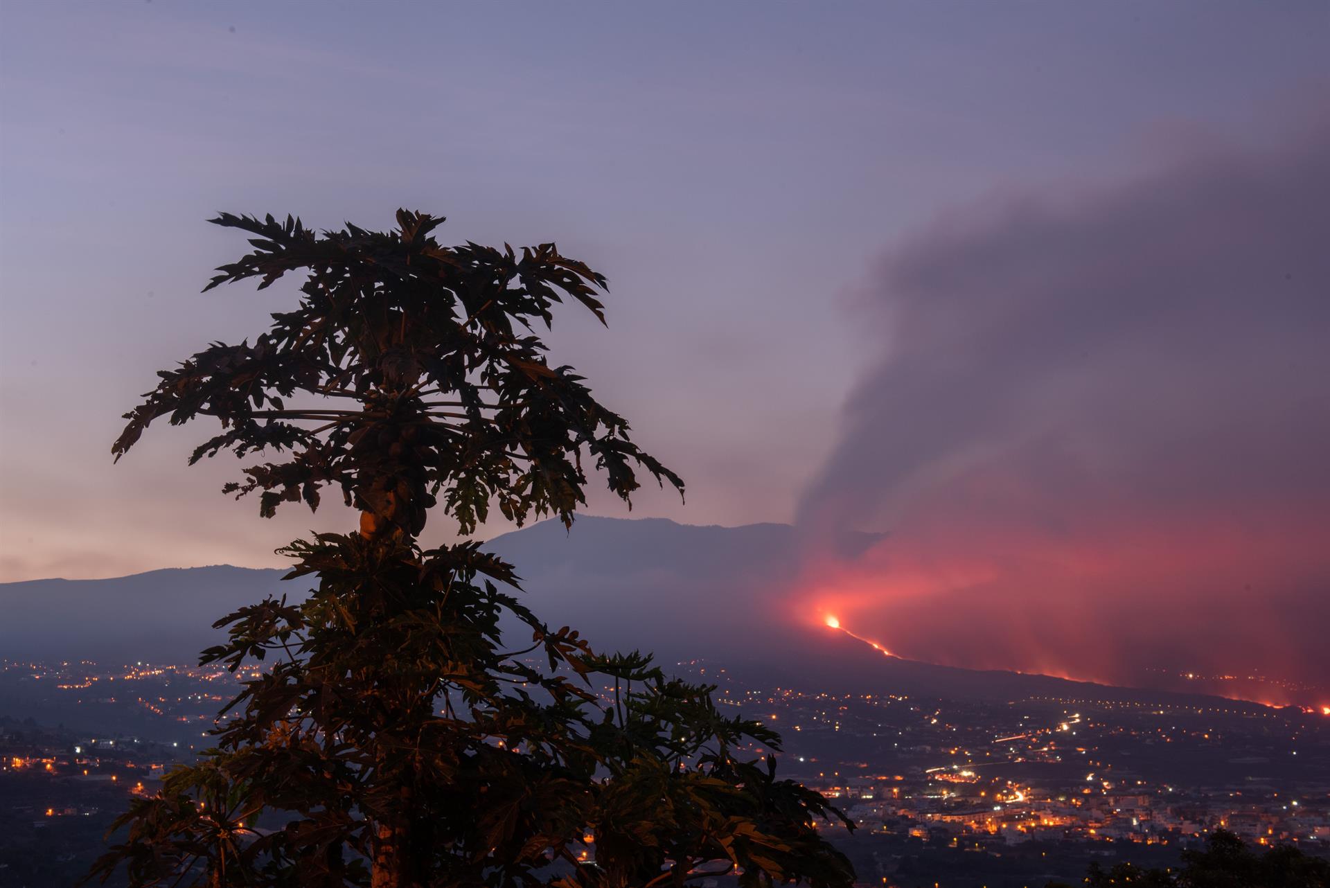 Volcán Cumbre Vieja amenaza con aumentar su devastación en La Palma tras cuatro semanas de humo y lava