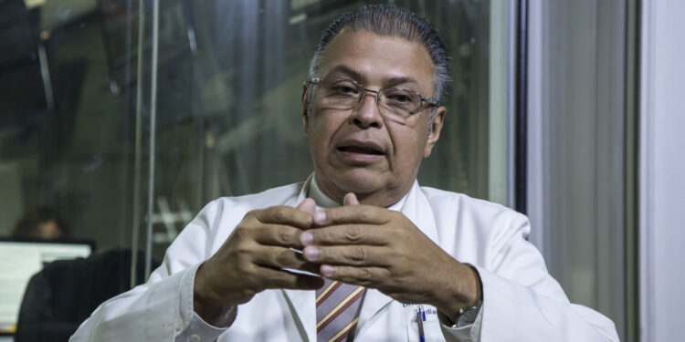 Dr. Huniades Urbina alertó que conducta de Henri Falcón “puede llevar a aumento del contagio”