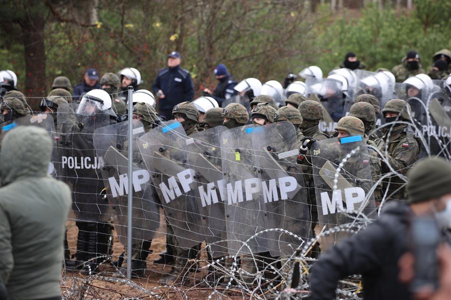 Polonia refuerza militarmente la frontera bielorrusa y prevé una escalada de tensión