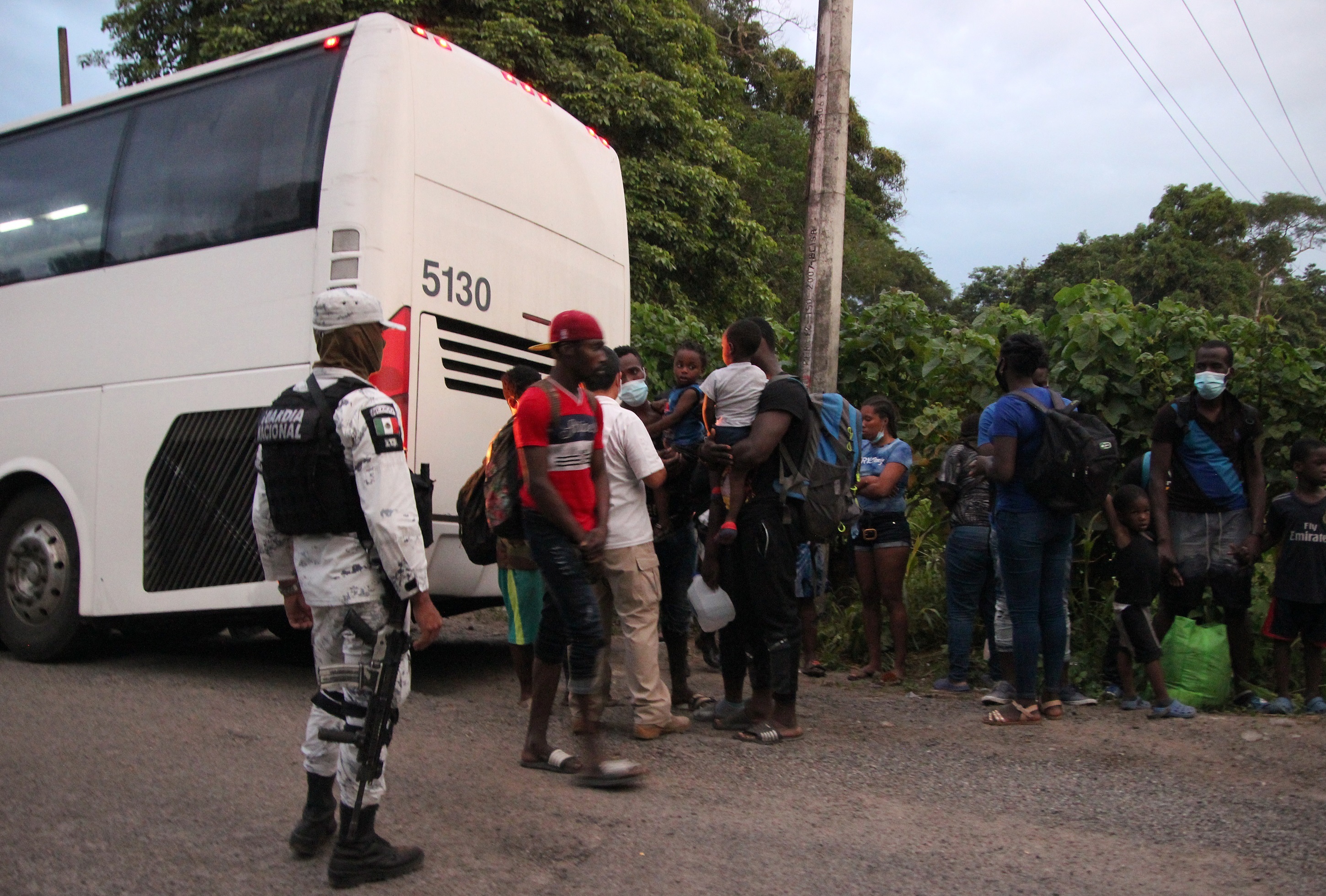 Hallaron 86 migrantes en un camión y arrestaron a tres traficantes en México