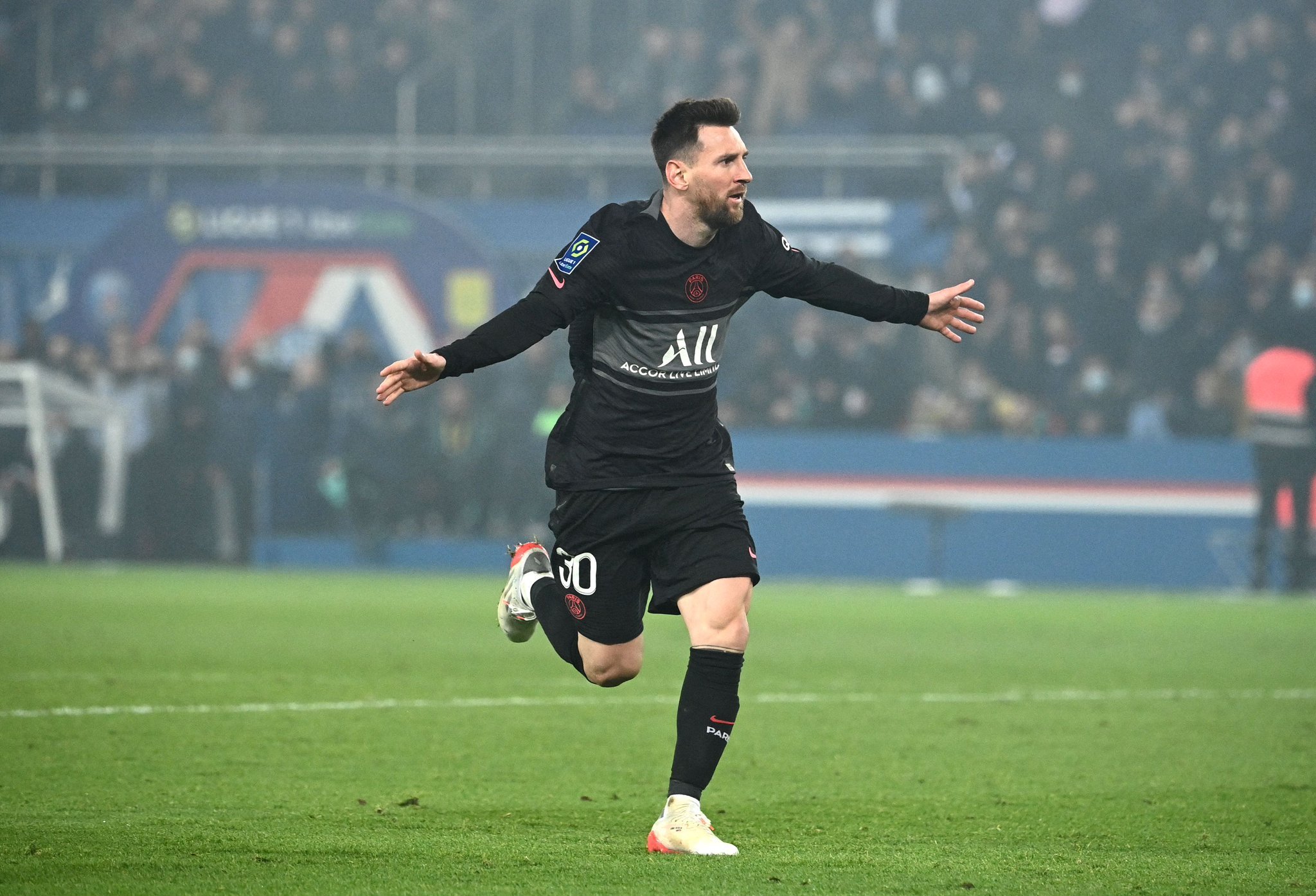 Messi se estrenó en la liga francesa con un gol “sello de la casa” (VIDEO)