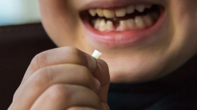 Los dientes de leche de los niños pueden dar pistas sobre su salud mental