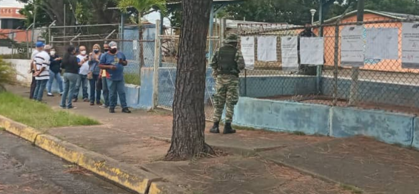 Por falta de miembros de mesas se retrasan las votaciones en un colegio de Guayana (Foto)