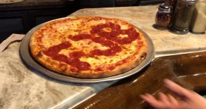 Un restaurante en Florida elabora pizzas que contienen un insulto a Biden (Video)