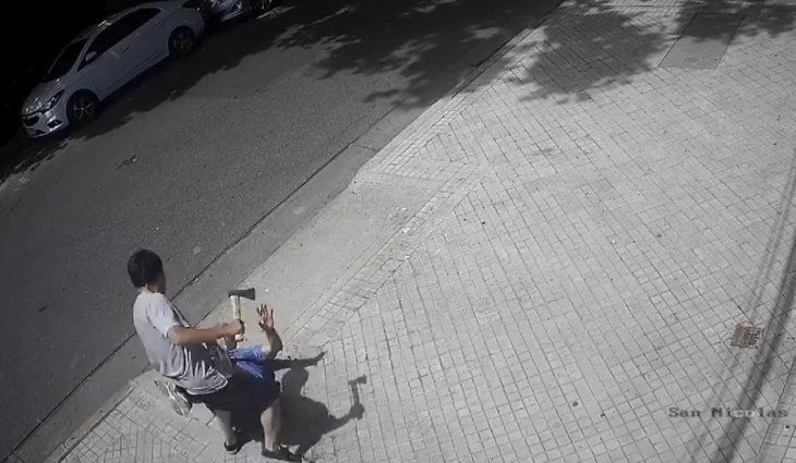 En Argentina un hombre atacó a hachazos a un vecino en plena calle, volvió a su casa y se puso a cocinar