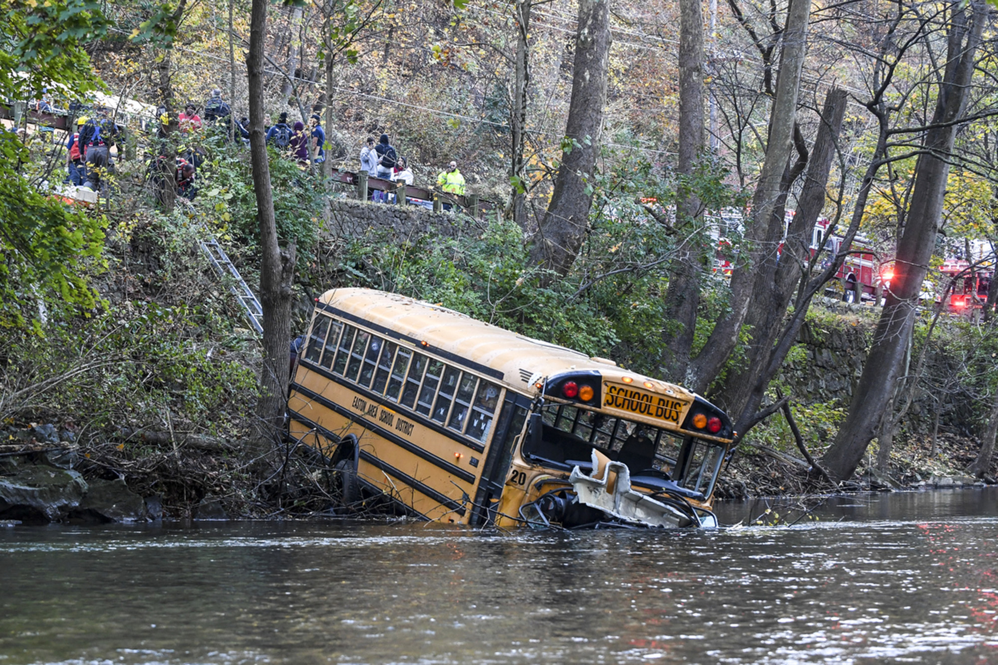 Autobús escolar que transportaba a 29 niños cayó en arroyo de Pensilvania