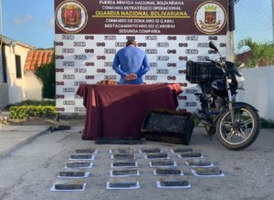 Incautan 19 panelas de presunta cocaína que trasladaban en una moto