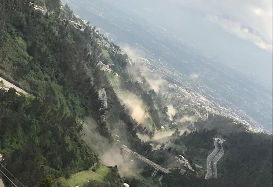 Grandes columnas de polvo se elevaron tras el sismo en Ecuador #23Nov (FOTOS)