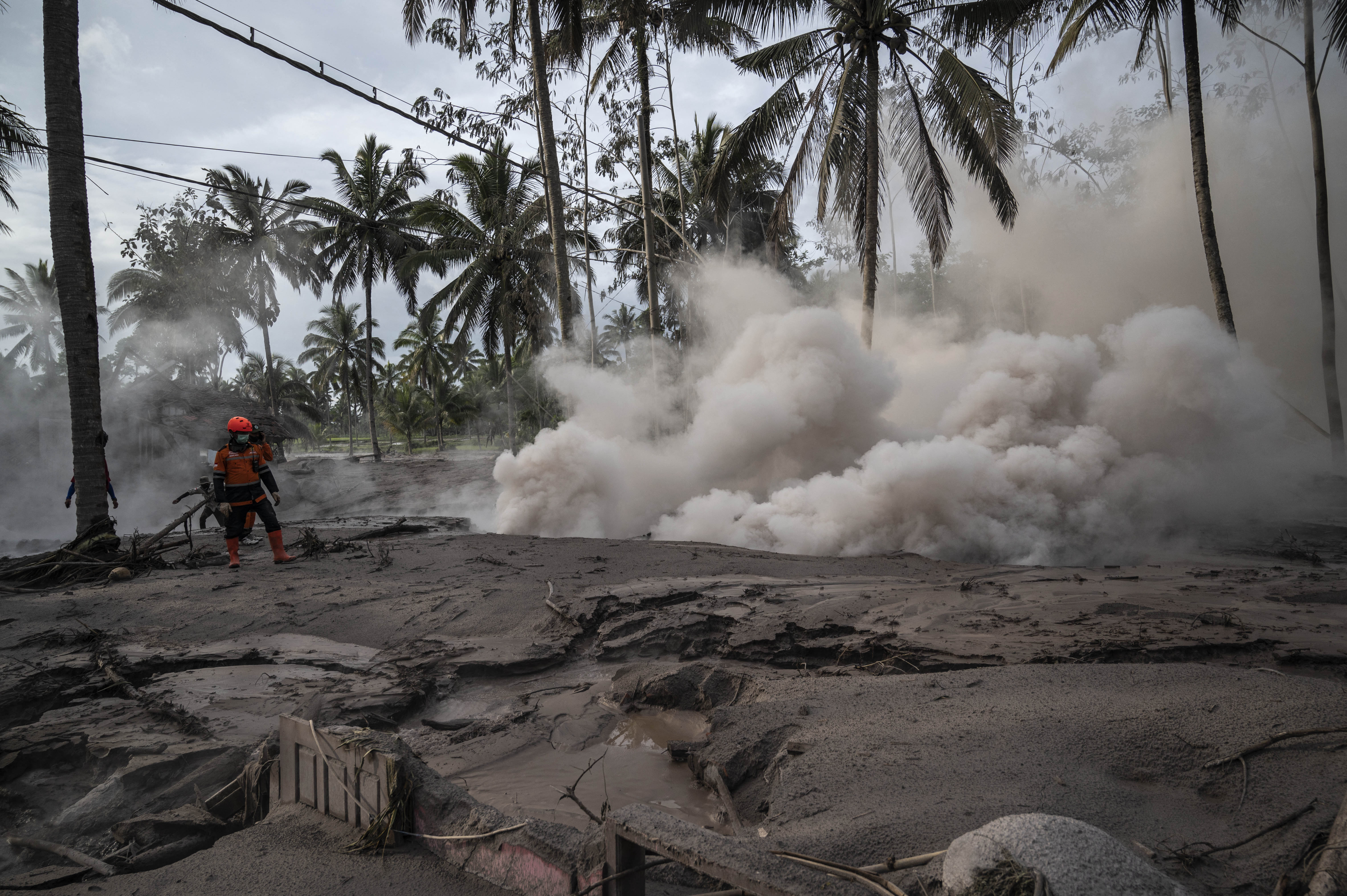 Asciende a 34 la cifra de fallecidos tras erupción del volcán Semeru en Indonesia