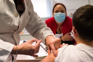 Si una persona tiene gripe, ¿se puede vacunar contra el Covid-19?