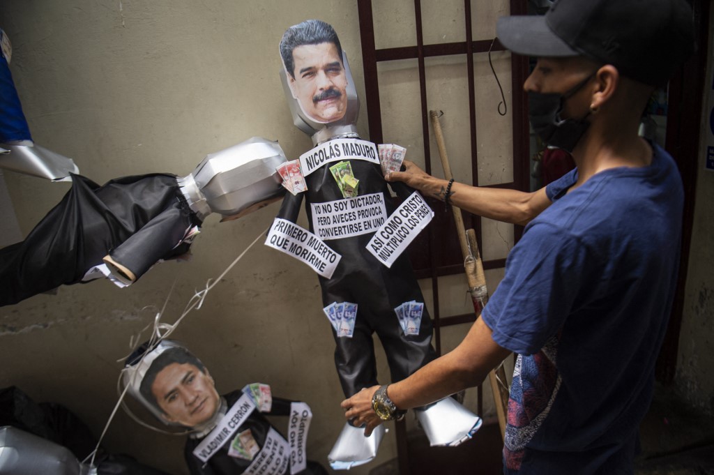 Peruanos reciben el 2022 con flores, huevos y quema de muñecos entre ellos… Maduro