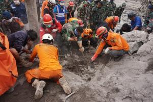 Ascienden a 15 los muertos y 27 los desaparecidos por erupción de un volcán en Indonesia