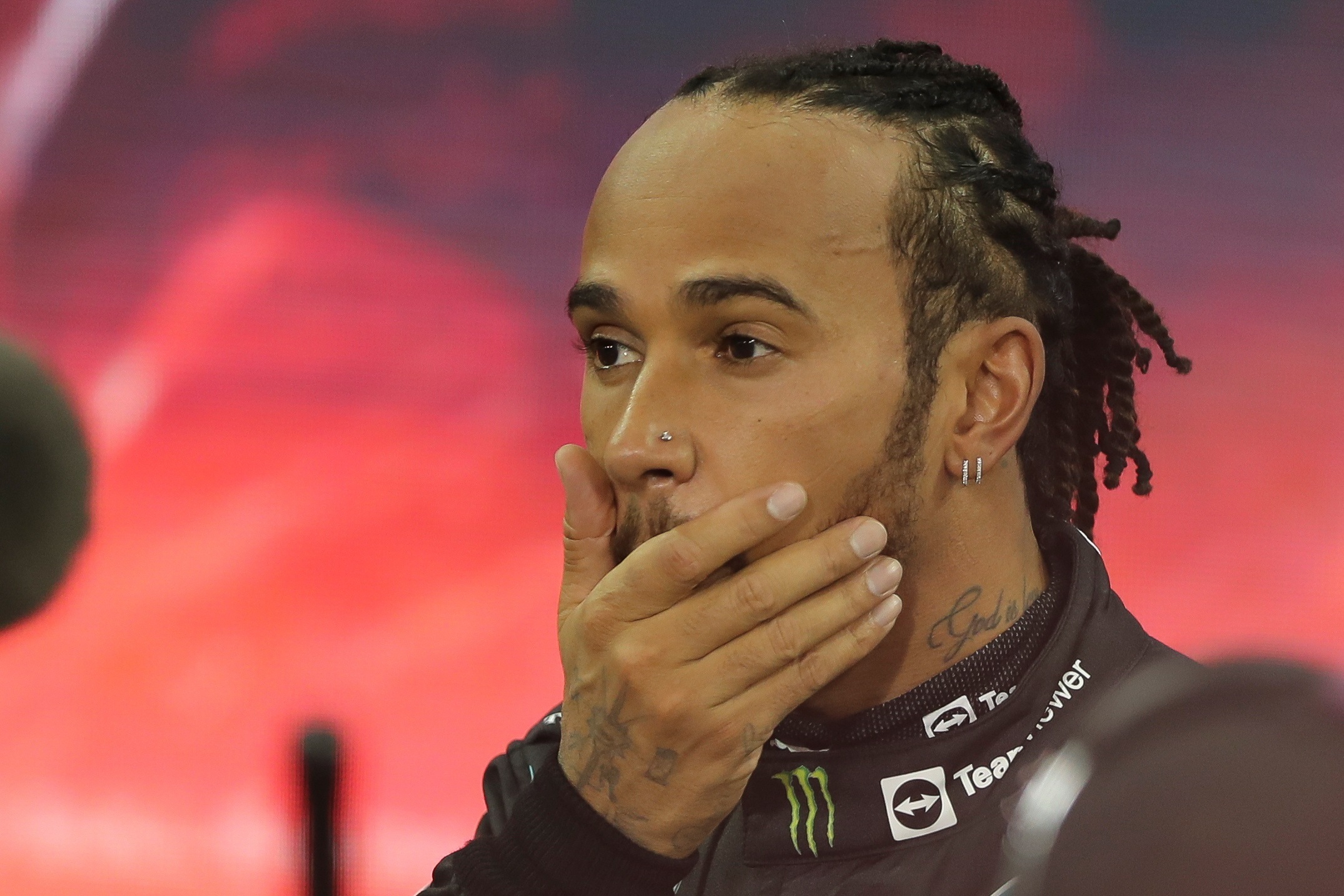 “Esto está siendo manipulado”: El audio de Hamilton antes de perder con Verstappen el título (Video)