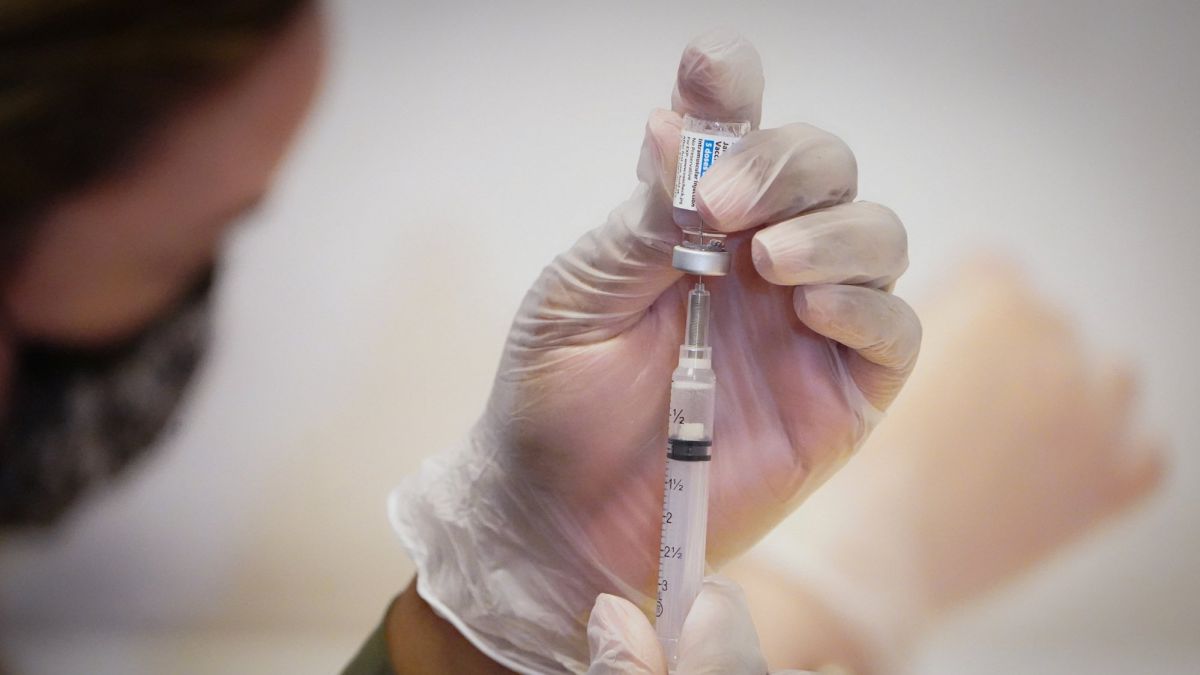 Especialistas afirman que para neutralizar a ómicron se necesita una dosis de refuerzo de la vacuna antiCovid