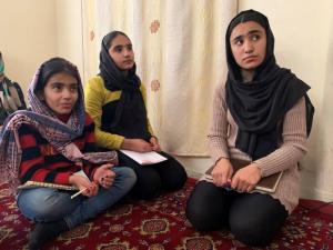 Las aulas de clases clandestinas para niñas desafían la prohibición de los talibanes
