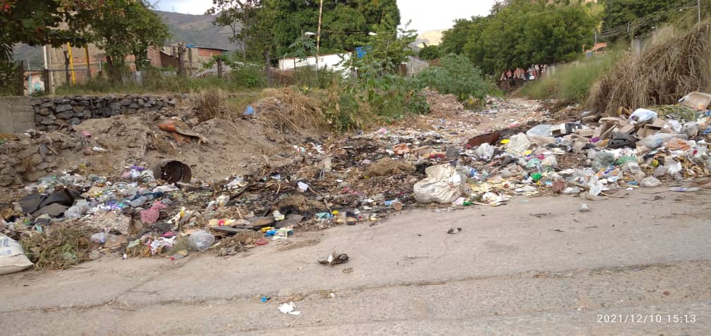 Como nunca pasa el aseo, vecinos de San Mateo queman la basura que se desborda en la quebrada de Pipe (FOTOS)