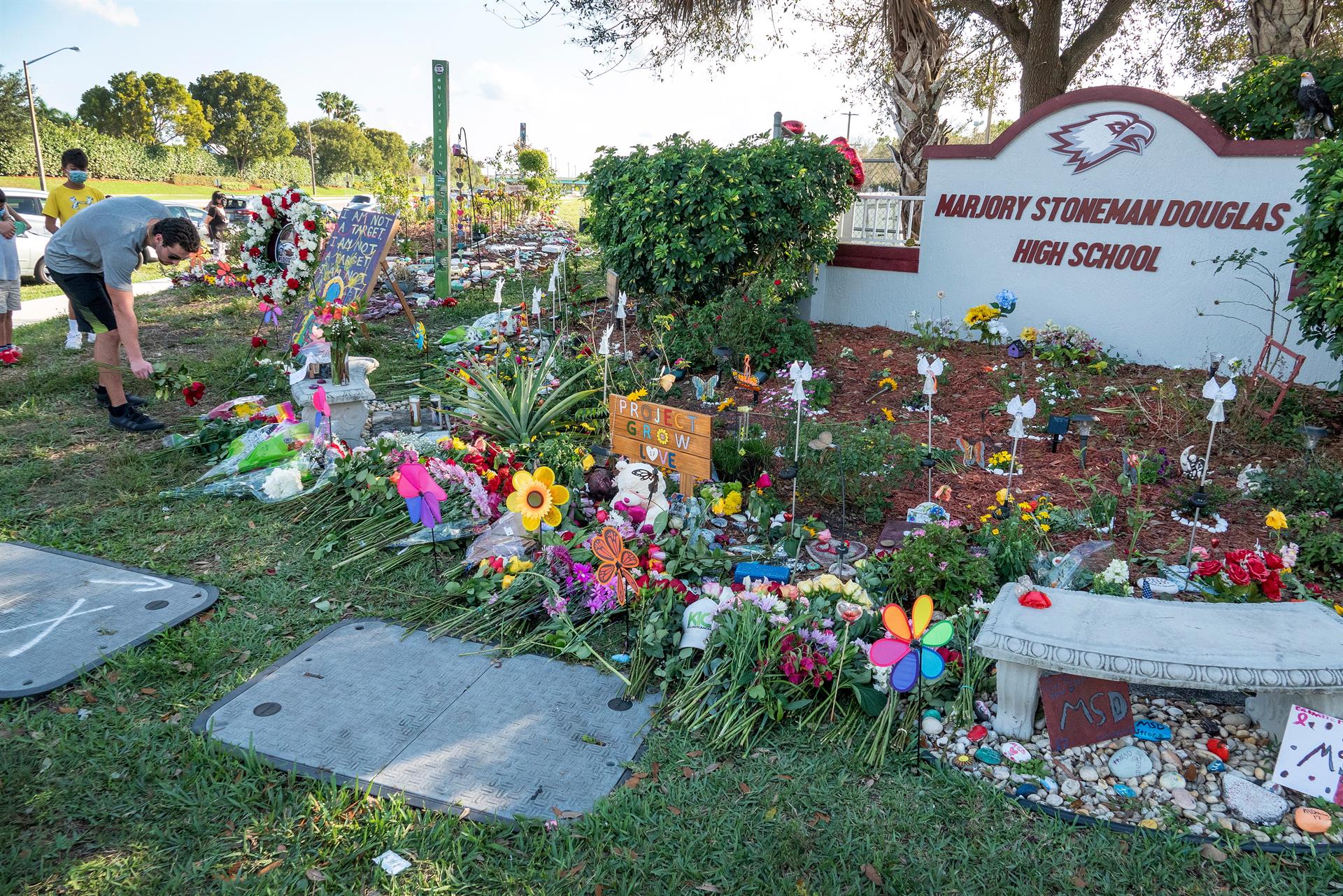 Arrestan a un estudiante por amenazar con nuevo tiroteo en escuela de Parkland