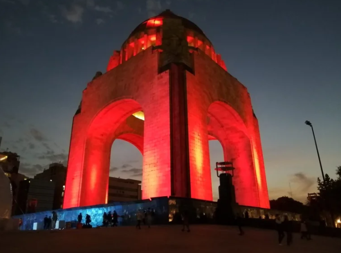 Monumentos en México se iluminaron de color rojo por el Día Mundial de la Lucha contra el Sida