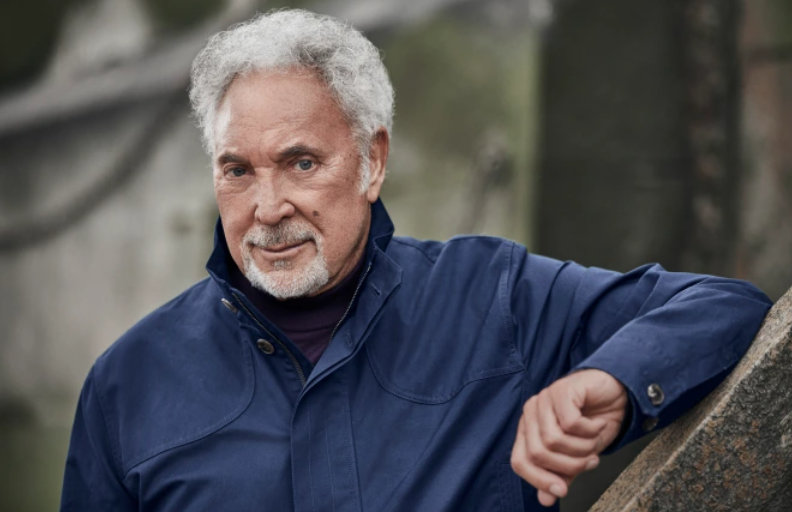 Sir Tom Jones aclaró los rumores sobre su salud tras cancelar el concierto en Budapest