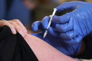 California exigirá vacunas de refuerzo para trabajadores de la salud