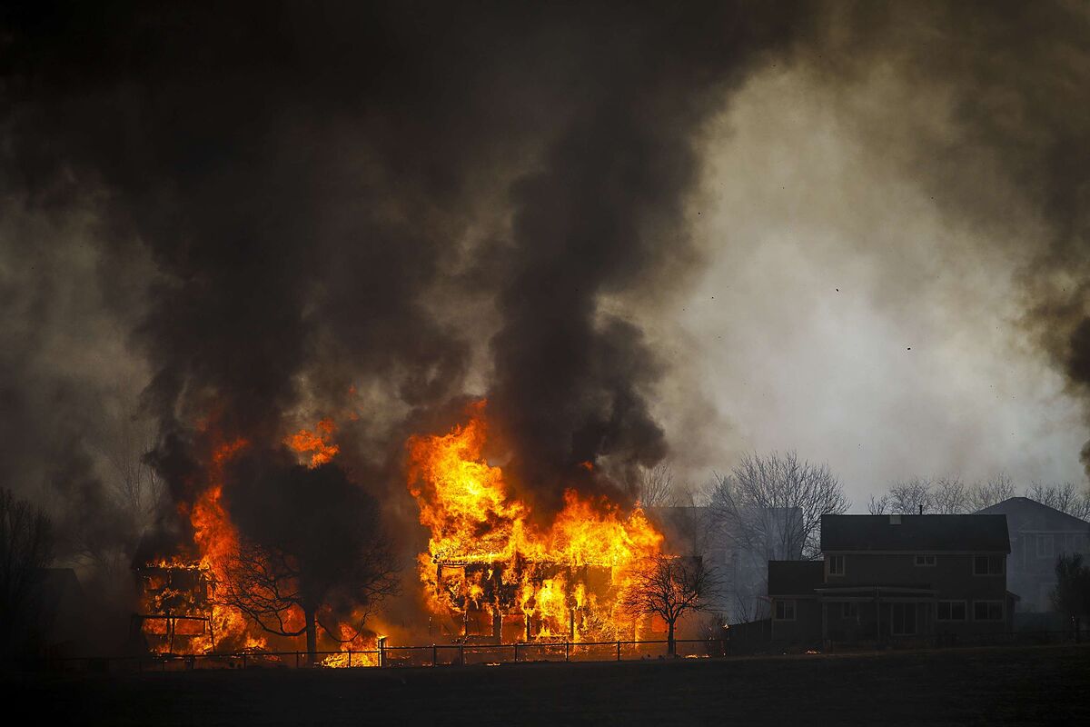 VIDEOS: Potencial incendio forestal arrasó con más de 500 casas en EEUU