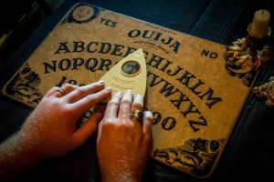 La verdadera explicación detrás del funcionamiento del tablero Ouija, según la ciencia
