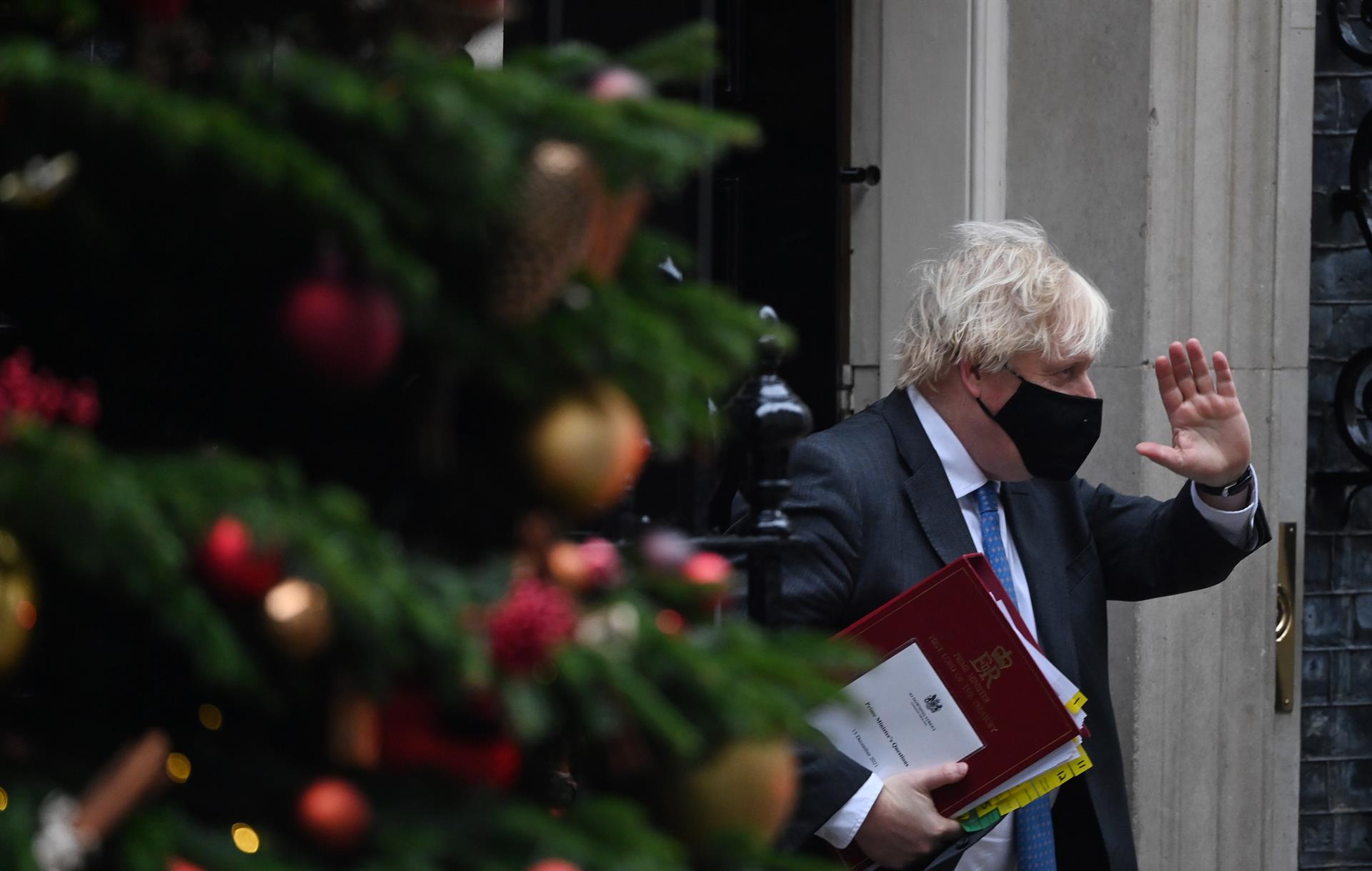 Boris Johnson afronta presiones para terminar restricciones del Covid-19