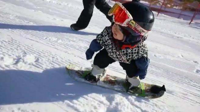 No sabe caminar, pero asombra al mundo en la tabla de snowboard (VIDEO)