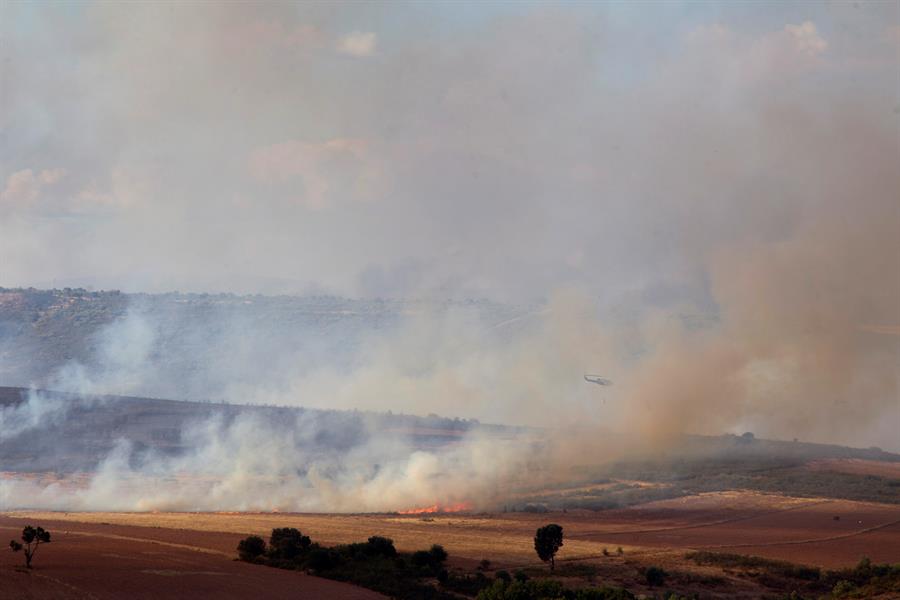 Equipos forestales portugueses y españoles combaten incendio entre la regiones de Braganza y Zamora