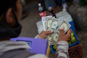 Más del 60% de los trabajadores venezolanos acuden a los “tigres” para completar bajos salarios