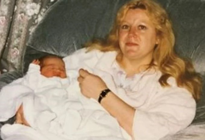 Dio a luz a 13 bebés por alquiler de vientre, pero entregó a uno gestado con su propio esposo